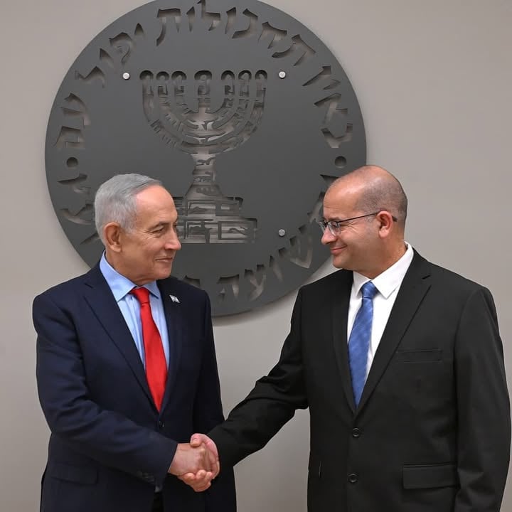 אדמת בלרוס הצמיחה שורת מנהיגים לישראל. רומן, כשכף רגלך דרכה לראשונה בארץ ישראל, בגיל 14, עלית עם הוריך – לודמילה ז’’ל, וולדיסלב, שנמצא איתנו כאן. עליתם מבלרוס היישר לעיר אשדוד. אתה פילסת את דרכך בעשר אצבעותיך. עשר אצבעות זה שני אגרופים. כשרומן בא, נתנפלו אליו. ילד זר, מדבר בהגייה רוסית, אתם יודעים מה קורה לילדים. אבל רומן פילס את דרכו בעשר אצבעותיו - שני אגרופיו - והיה מקום שני באגרוף לנוער כבר בגיל 17. לא רע, רומן. סימן לבאות.

רומן, צלחת את כל המכשולים. התגברת על כל החתחתים בדרך למינוי. וכעת אתה מתמנה רשמית לראש המוסד ה-14 של ישראל. אני מברך אותך בשמי ובשם העם כולו. עלה והצלח!

אתה אמרת: “תנו לנו לנצח, תפעילו אותנו!” – גיליתי את זה אחרי שגיליתי אותך. ראיתי את הדברים לפני ששמעתי אותם. ואחר כך ראיתי את הסרטון. פנית לבכירי צה”ל באותו סרטון מפורסם, ואמרת: “תנו לנו לנצח, תפעילו אותנו!” וכמה ישבו, מחייכים. אפילו חלק מגחכים. אבל אתה לא נרתעת. הטמעת את רוח הניצחון בכל תפקיד שאליו הגעת.

רומן הביא לתפקיד המזכיר הצבאי של ראש הממשלה ערך עצום. אתה הראית, וראיתי את זה חיש מהר, שיש לך יכולת למידה מרשימה, חדות מחשבה, ראייה כוללת של תמונת המערכה עם ירידה לפרטים, כושר תחבולנות יוצא דופן - כלומר, לצאת מהמסגרת, לחפש משהו שהאויב לא חשב עליו, אבל מהווה נקודת תורפה יסודית - כושר תחבולנות ולא פחות מכך – שאיפת ניצחון.

המוסד יוסיף להימצא בחוד החנית של המאבק שלנו בתוקפנות של איראן. בהמשך למדיניות העקבית שאנו מובילים מזה שנים – לא נאפשר למשטר האיראני לסובב את הגלגל לאחור. לא ניתן לו להשיג נשק גרעיני, לא ניתן לו לאיים על קיומנו. משטר-האימים הזה, שסופו לחלוף מן העולם - ואנחנו נעזור לו להגיע ליעד הזה - המשטר הזה לא ישוב לאיים עלינו בפצצות-גרעין ובאלפי טילים בליסטיים קטלניים.

זוהי ההנחיה שלי – וזוהי המשימה שלכם! זוהי המשימה שלך רומן, ושל כל האלפים שנמצאים כאן היום.