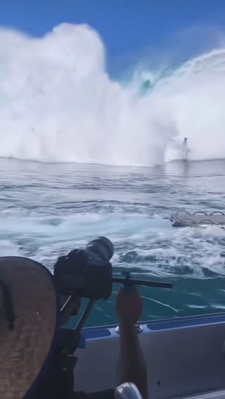 Probably the closest I've been to end my surfing journey 😅 Had to choose between the boat or the lip... survival mode made me grab the rail and do a cutback in the explosion to avoid hitting the boat. 

 video @tavaitoadavid @maikomou @jimmy_tiapari