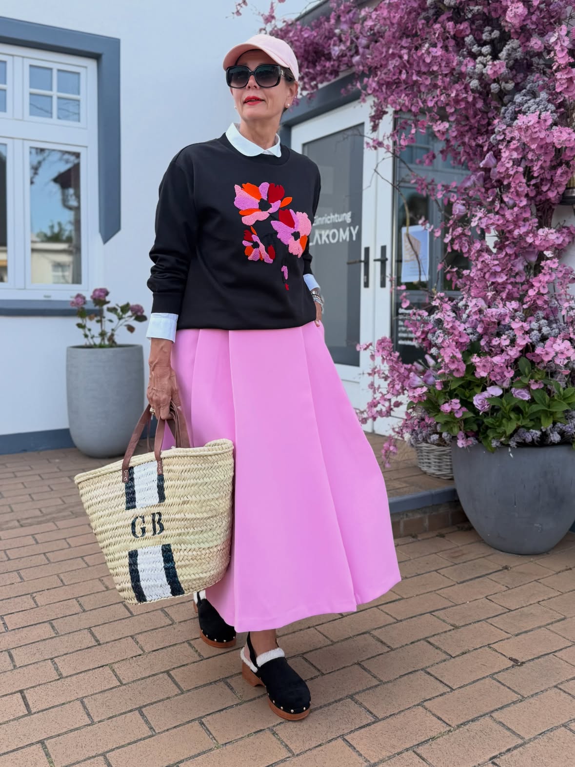 Wenn an der Nordseeküste Pink auf Schwarz trifft, dann blüht nicht nur die Natur auf 💕🌸🖤 Wie steht ihr zu Pink, Lieblingsfarbe oder lieber nur als Akzent?

Mein Sylt Look heute [Werbung unbeauftragt]
Rock @zara 
Bluse @savilerowco 
Sweater @kiliankerner_ 
Clogs @mythoaccessoires
Korb @strandfeinofficial @utaraaschofficial 
Sunnies @emporioarmani 
Cap @coach 

#pinkliebe #syltlook #agelessstyle #pinkandblack