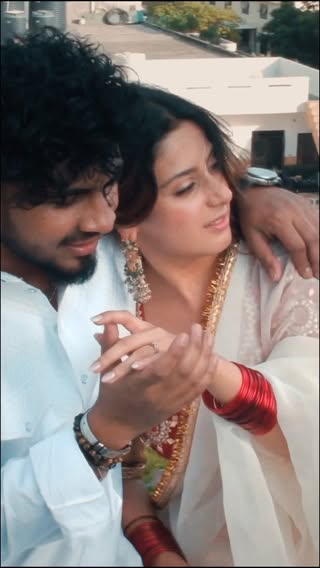 Instagram said "slow it down." Bangles said "say less." ❤️
@meta @metaindia 

.

.

.
#sanjurathod #marathisong #ishamalviya #bangles #viral