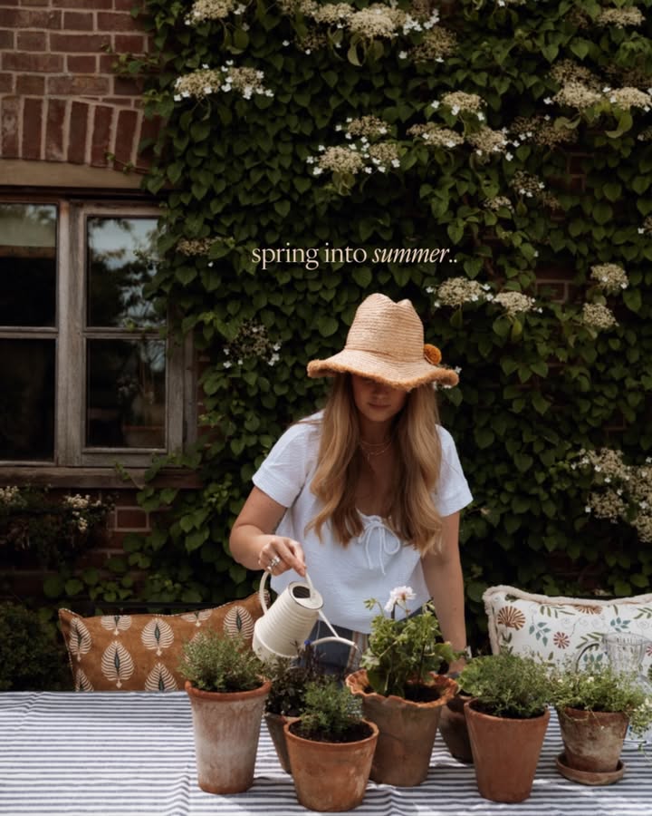 Happy June! Here’s to frolicking in the sunshine from dawn til dusk👩🏼‍🌾🍅🧺🌿🌞🕯️ 

New lil portrait pics by my talented @hattie.creative 

🏷️ summer cottage | gardening in June | alfresco living | slow living | kitchen garden | summer tablescape