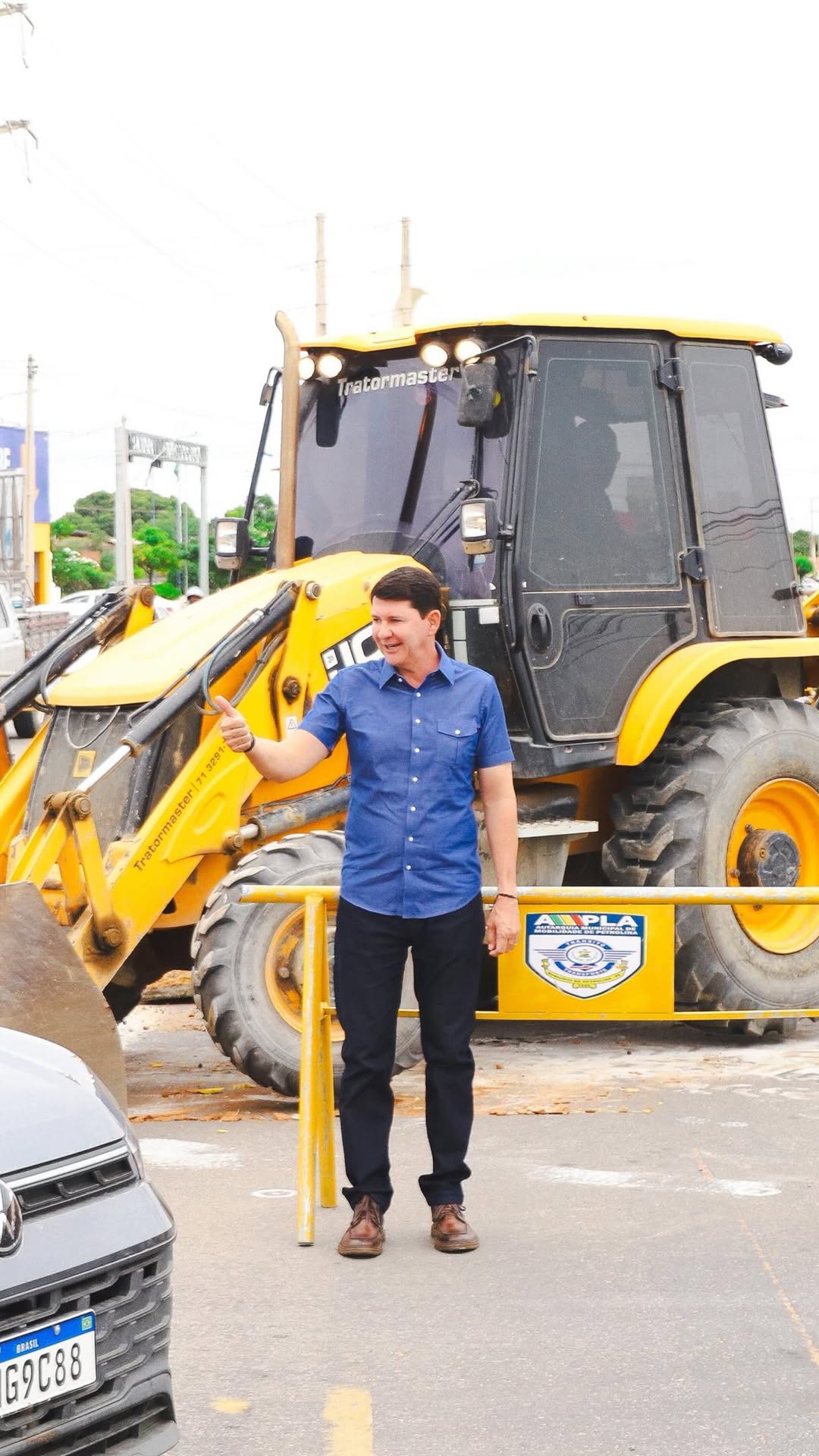 Começando o dia do jeito que eu gosto: visitando obra e acompanhando o desenvolvimento de Petrolina! 🚧

Estamos construindo uma nova rotatória na entrada do Loteamento Recife, na Av. Cardoso de Sá.

Uma intervenção que exigiu planejamento, mudanças na iluminação e que vai fazer a diferença: mais fluidez no trânsito, mais organização e mais segurança.