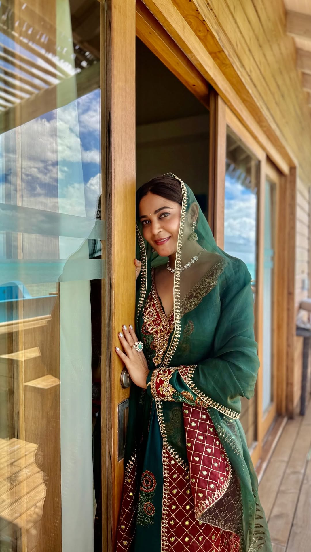Something about wearing Indian outfits overseas feels extra special ✨✨🤍

Wearing @officialsdcouture 🙇‍♀️