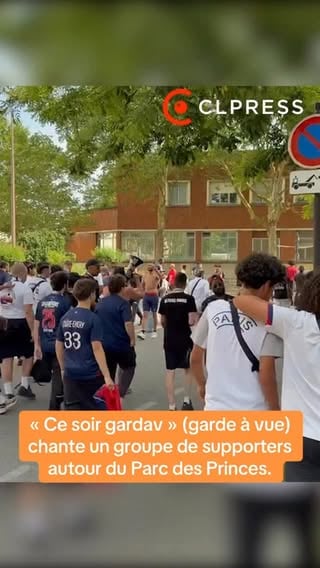 « Ce soir gardav » (garde à vue) chante un groupe de supporters autour du Parc des Princes. #psg #liguedeschampions #parcdesprinces #psgarsenal #supporters
