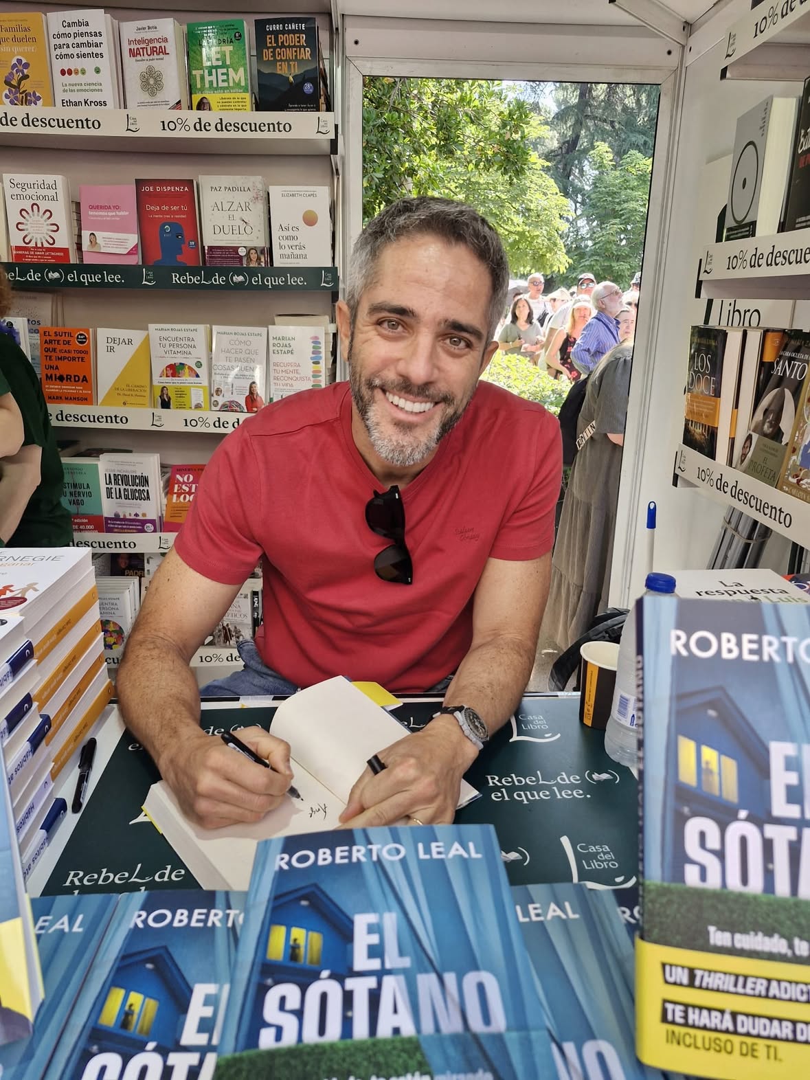 Solo paso por aquí para daros las gracias a TODOS los que esta mañana habéis sacado tiempo para venir a la firma de El sótano en la caseta de @casadellibro ❤️🚪📝

Ha sido mi primera vez y como todas las primeras veces, sigo flotando. Esta tarde os espero de nuevo de 19:00 a 21:00 en la caseta de El Corte Inglés ❤️🙏🏼

Gracias por leer.