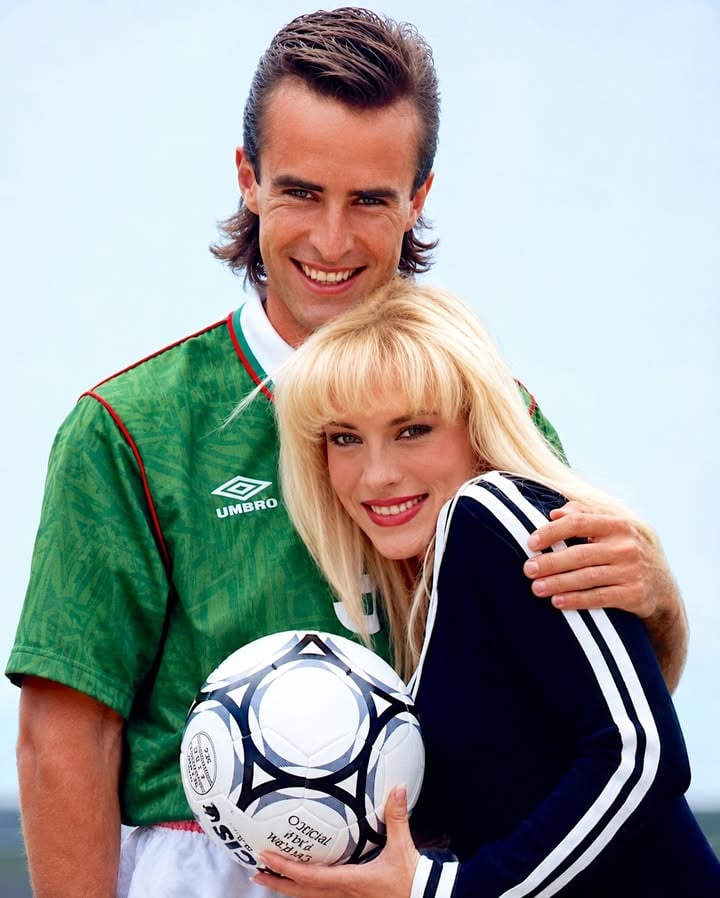🔥⚽️💣 YURI y la Selección Mexicana en sus años más peligrosamente guapos ⚽️😱❤️ ¿Se acuerda cuando México tenía futbolistas que parecían salidos de una telenovela? Así era fotografiada Yuri, hace más de 30 años, rumbo al Mundial de 1994 junto a Miguel Herrera, Roberto Andrade, Luis Miguel Salvador, Carlos Hermosillo y el portero más carismático, extravagante y galán que ha dado este país: ¡el acapulqueño Jorge Campos! 😮‍💨🔥

Y para quienes todavía se preguntan cómo le hacía Campos para conquistar famosas, esta foto prácticamente responde sola… 👀🙈 

Basta ver la sonrisa de Yuri para entender que varios quedaron atajados esa tarde. 😂⚽️

Lo mejor vino cuando les preguntaron qué famosa escogerían para ponerla de portera… y el único que se aventó sin miedo al fuera de lugar fue Miguel Herrera 😭💥 soltando los nombres de Thalía, Alejandra Guzmán y Yuri, por supuesto. ¡El “Piojo” ya traía el colmillo desde los 90! 🫢

Yuri tampoco se quedó atrás. En pleno éxito de su era ‘Nueva Era’ con himnos como “Amiga Mía” y “Detrás de Mi Ventana”, mientras cerraba ‘No Te Muevas’ y se preparaba para entrar a la novela ‘Volver a Empezar’, agarró a todos en curva con preguntas bastante candentes para un reportaje de TVyNovelas. 😳⭐️✨

La verdad… viendo estas fotos da hasta coraje recordar que antes nuestros futbolistas se veían hombres hechos y derechos y no niños influencers promocionando shampoo y audífonos. 😭⚽️🔥

📸 Luis Sánchez; Revista TVyNovelas, Año XVI, Núm. 13, 1994. Scan por Un Tiempo Para Recordar

#mundial #Mundial2026 #futbol #futbolmexicano #untiempopararecordar