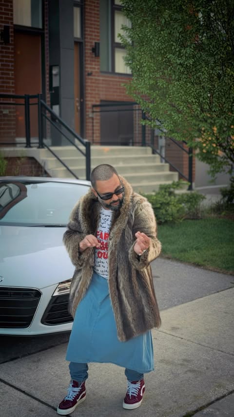 Everything changed during the sale of this luxury townhome for one Toronto realtor.

What started as a normal open house quickly turned into an overwhelming amount of foot traffic over the weekend, with many visitors asking the same question before even touring the property:

“Are you related to Drake?”
“Are you part of the OVO crew?”

Ironically, the attention only brought more eyes to what may already be one of the most impressive townhomes currently on the market at 46 Crestridge Dr in Thornhill.

A rare 2,500 sq ft ravine-lot luxury townhome with complete rear privacy, oversized windows flooded with natural light, a massive entertainment deck, and over $200,000 in custom designer upgrades throughout.

With lush green ravine views from every rear-facing window, the home feels more like a custom built estate than a traditional townhouse. 

At this point, it’s unclear whether people came for the house… or the alleged OVO realtor showing it.

📍 46 Crestridge Drive, Thornhill 
$999,000 (Offers welcome June 9th)