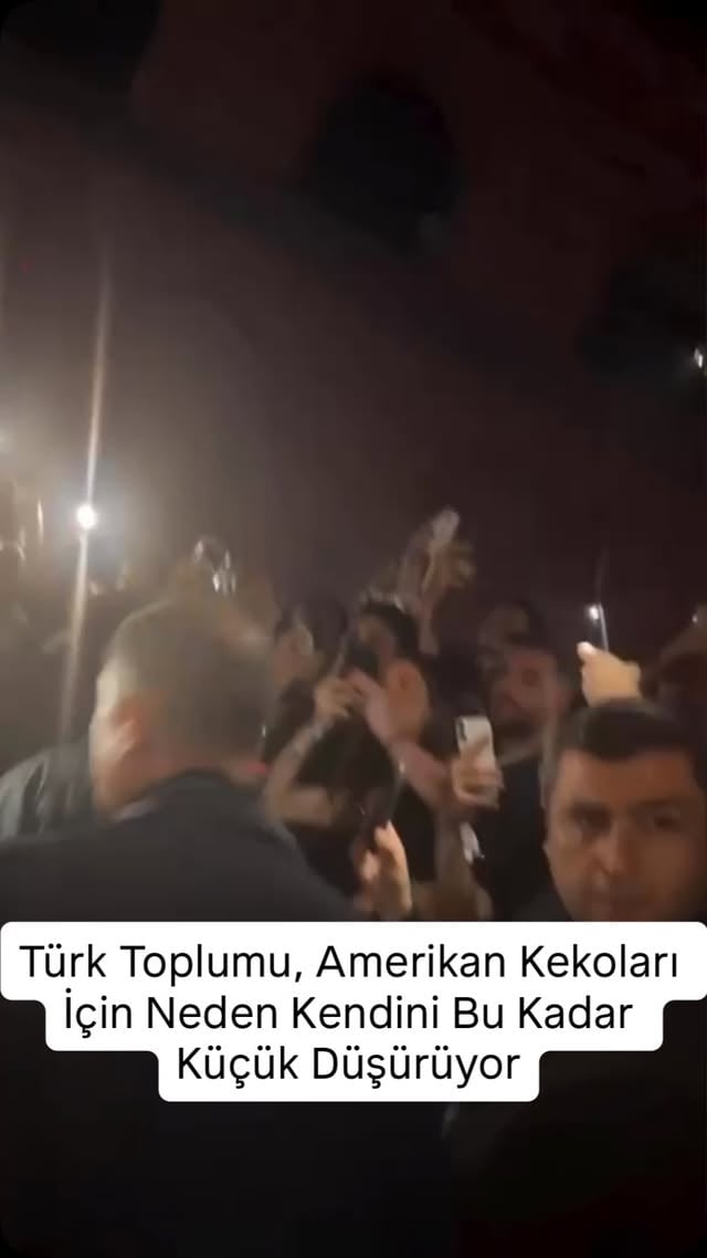 Çağımızın en popüler Deccal ailesi Kardashianların damadı, bir torunlarının babası Travis Scott yani çok iyi bir müzisyen olabilir ama her yerinden sarkan pırlantalarıyla tam bir görgüsüz Amerikan kekosu, dün 15 dakikalık bir gösteri için gelen her Türk vatandaşından yaklaşık 30bin TL para almış.

Kendisi böylesine kolay bir zenginleşme performansını elbette Avrupa’da gösteremez.

Avrupalılar bir adet sallama çayı iki kişi kullanan insanlardır, elbette böyle bir gösterişin ve israfın peşinden koşmayacak kadar da akıllıdırlar.

Ama biz değiliz. 

Kanye West’i görünce çığlıklar atan Türk insanını ve dönüp onların yüzüne bir saniye için bile bakmayan Kanye Westi
yine aynı şekilde “seni çok seviyorum” çığlıklarıyla bağırdıkları şu Travis Soctt denen adamın dönüp bunlara, ne diyo bunlar diye bile bakmamasını üzülerek izledim.

Bu kompleks neden?

Ki bu Travis Scott denen adam yine Kanye gibi yüzüne büyücü İsis’in peçesini takmış ve sadece 15 dakika
iki tuşa basmış, sanırım milyonluk yüzüklerinden birini kaybetmiş. 

O yüzden de morali bozukmuş. 

Az biraz durup çekip gitmiş. 

Canım, oraya toplanan kalabalıktan isteseydin keşke yüzüğün parasını, fakire beş kuruş vermeyenler senin için aralarında toplarlardı. 

Böyle bırakıp gitmeseydin.

Ki yüzünde peçe olduğu için aslında dün gece İstanbul’a gelenin o olup olmadığı bile belli değil.

Kendisinin aslında Türkiye’ye hiç gelmediği Paris’te olduğu söyleniyor.

Ki bu adam 2021’deki konserinde 10 kişinin ölümüne yüzlerce kişinin yaralanmasına neden oldu.

O konserde hangi okiltist çalışma yapıldıysa insanlar zombi gibi sağa sola koşturarak öldüler.

Ve hayranlarının son nefeslerini verdikleri sırada o şarkısını söylemeye devam etti.

Çünkü ölenler kimin umurunda?

Çünkü bu insanları sahneye sürüp, yüzbinlerce kişinin enerjisini ve sinerjisini hasat edenler zaten yeryüzünde kötülük ve fitne istiyorlar.

Müzik, evrenin en yıkıcı ve aynı zamanda en yapıcı gücüdür.
Bunlar bu negatif ve karanlık frekanslarla insanın ru