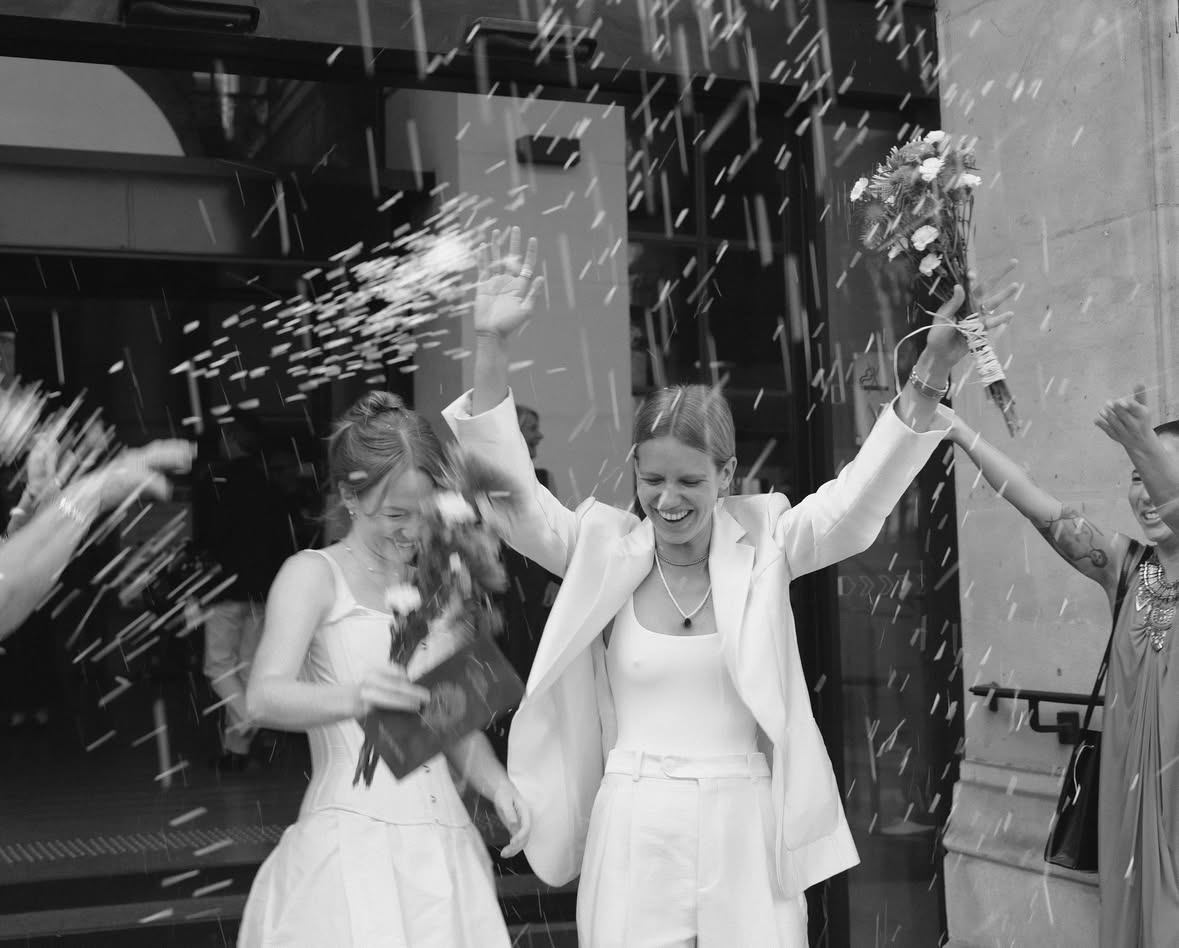 posso dizer com toda tranquilidade do mundo que esse foi um dos dias mais emocionantes da minha vida. eu nunca achei que o casamento da minha irmã pudesse reverberar tão forte dentro de mim.

foi um casamento entre duas mulheres que se amam profundamente e que construíram, juntas, uma história linda. e talvez exista algo de especialmente poderoso em testemunhar um amor que, por tanto tempo, nem sempre pode ser celebrado com a naturalidade que merece. olhar para elas cercadas de afeto, sendo amadas, apoiadas e celebradas por todo mundo, foi uma das coisas mais bonitas que já vivi.

esse dia também acabou se transformando em um encontro de mundos. depois de muitos anos, vi minha família baiana e a francesa reunidas no mesmo lugar. ouvi português, francês e inglês se misturando entre as mesas. vi tios, primos e pessoas que fazem parte da minha história ocupando o mesmo espaço, compartilhando a mesma alegria.

vi também meus pais se reencontrarem depois de tantos anos. e, por alguns instantes, tive a sensação de que o tempo tinha feito uma pausa. como se todas as distâncias, os desencontros e os anos passados tivessem dado lugar apenas ao que realmente importava: estarmos juntos.

chorei por elas, pelo amor delas, pela coragem delas de escolherem uma à outra todos os dias. chorei pelas histórias que vieram antes, pelas pessoas que atravessaram oceanos para estarem ali, pelas conversas, pelos abraços demorados e por perceber o quanto a vida é capaz de surpreender a gente.

porque, às vezes, a felicidade chega de um jeito silencioso. ela aparece numa mesa cheia de gente que você ama, num abraço que demorou anos para acontecer, numa foto improvável que reúne pessoas que pareciam pertencer a capítulos diferentes da sua vida. e foi exatamente assim que me senti.

olhando para aquelas duas mulheres dizendo “sim” uma para a outra, eu tive a sensação de estar assistindo não apenas ao começo de uma nova família, mas também a um encontro raro de histórias e afetos que talvez nunca mais aconteça daquela forma.

que privilégio ter vivido isso e que sorte a minha poder guardar esse dia para sempre. @_rey.louise, minha admiração por você é eterna! 🤍