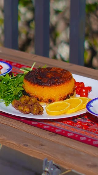 پلو تن تهدیگی 🔴🍚

یه غذای ساده، سریع و در عین حال ناب که ته‌دیگش کل شخصیت آدمو عوض میکنه 😌🔥
این ویدیو رو دیاکو و کیهان با عشق براتون ساختن، حتما هر دومون رو حمایت کنید ❤️

مواد لازم 👇
🔴 برنج: ۱ پیمانه سرخالی
🔴 تن ماهی ساده (در روغن): ½ کنسرو
🔴 پیاز: ½ عدد ریز خرد شده
🔴 سیر: ۱ حبه له‌شده
🔴 رب گوجه: ½ قاشق غذاخوری
🔴 زردچوبه: ¼ قاشق
🔴 فلفل سیاه: کمی
🔴 نمک: خیلی کم (چون تن خودش نمک داره)
🔴 آبلیمو: ۱ قاشق چایخوری
🔴 کره: ۱۵ تا ۲۰ گرم
🔴 سیب‌زمینی برای ته‌دیگ: ۲ حلقه ضخیم

برای کنار غذا هم:
سبزی خوردن 🥬
گوجه گیلاسی 🍅
چند اسلایس لیمو 🍋
و همون کاسه زیتون پرورده ویدیوی قبلی 😍

#پلوتن #تهدیگ #غذای_ایرانی #آشپزی_خانگی #diyakothechef