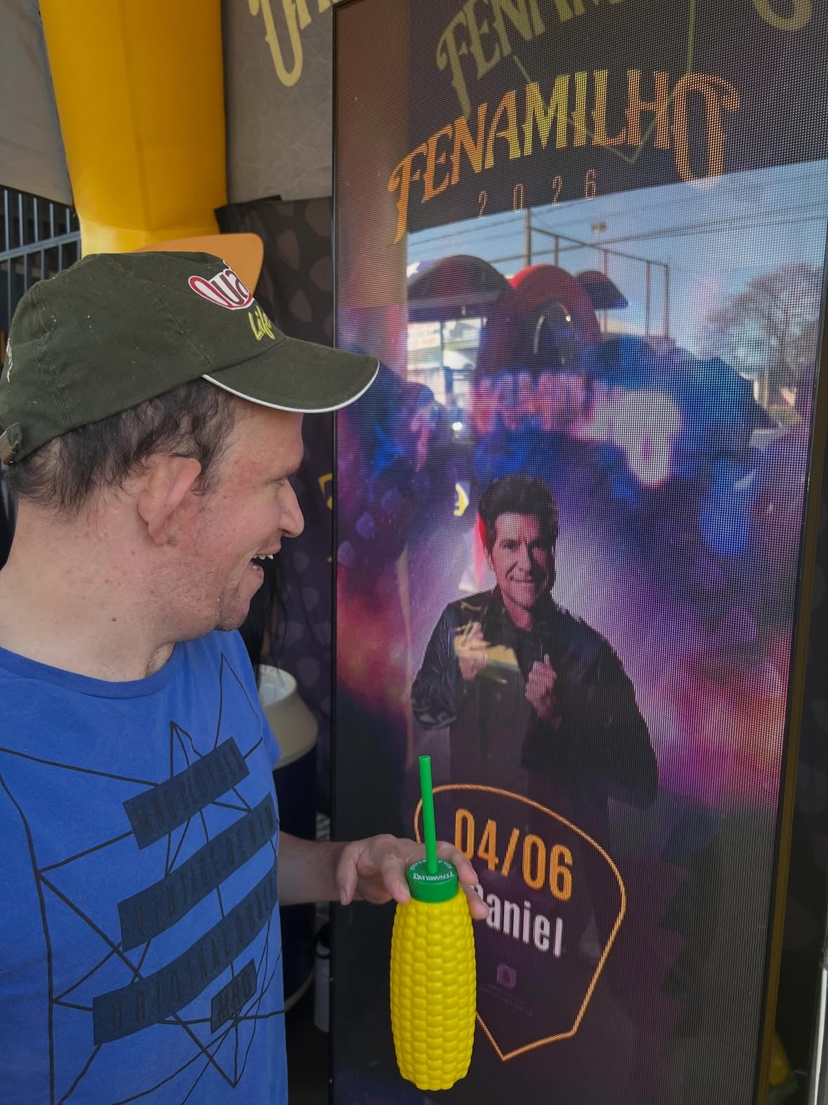Sou mãe do João Paulo, um menino que tem uma admiração enorme pelo Daniel. 
Amanhã estaremos na Fenamilho para assistir ao show, e o maior sonho como mãe dele é poder tirar uma foto com seu ídolo.
Quem conhece o João Paulo sabe o quanto ele gosta do Daniel e o quanto esse momento significaria para ele. Como mãe, não existe alegria maior do que ver um filho feliz, e por isso estou fazendo este pedido com todo carinho.
Se esta mensagem chegar ao Daniel ou à sua equipe, ficaremos imensamente agradecidos. Uma simples foto seria a realização de um sonho e uma lembrança para a vida toda.
Peço a todos os amigos  para curtir esta publicação e marquem o Daniel para nos ajudar a tornar esse sonho possível. 🙏❤️
Muito obrigada pelo carinho e pela ajuda!
@cantordaniel # producaodaniel @fenamilho 
#joaopauloedaniel