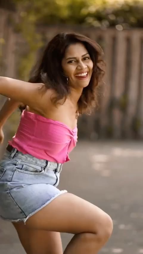 Your pink Goindhamma just wanted to dance barefoot 💖💃

@hiphoptamizha @santhoshchoreo @saregamatamil @aswinfilm @avnimedia 
@rsquared_7 so happy for you 🤌🏻

Goindhamma song, outdoor dance reel, kuthu dance vibes, Tamil dance, barefoot dance, energetic dance

#Goindhamma #OutdoorDance #TamilDanceReel #KuthuVibes #meesayamurukku