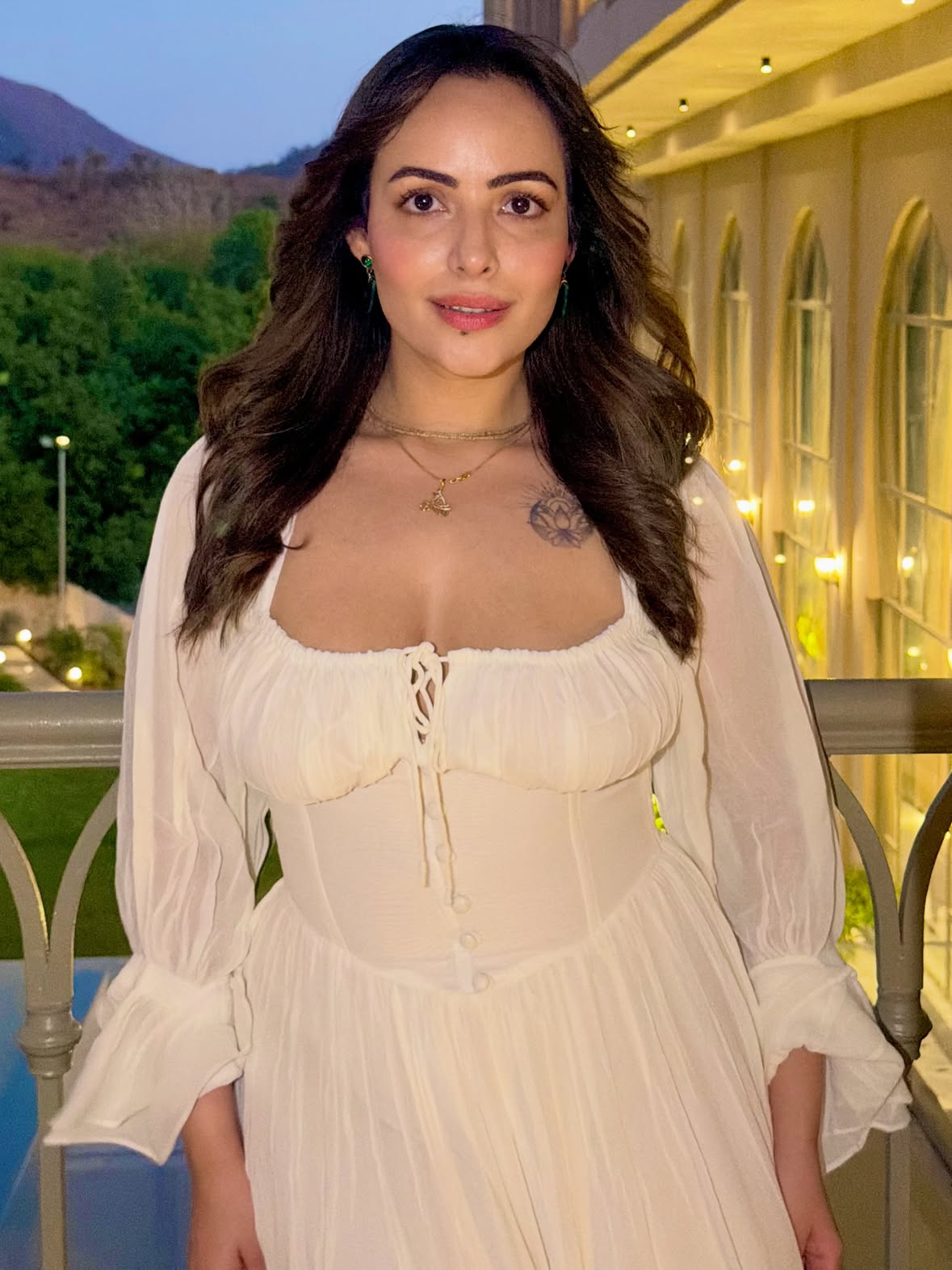 Angel energy ♾️👀#HelloJune 🧿🦚🚀🫶🏻
Last slide is my fav 🤭👅 

Wearing @shopseoraa 🤍
Location @treatimperialudaipur 🤍