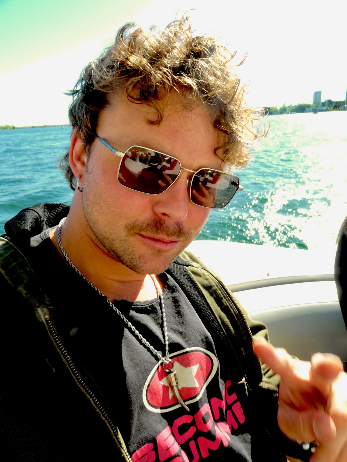 Am known to sport 5SOS merch on a day off. Spent an excellent one in Toronto 💋 see you back here in August. I’m currently posting this from the tour bus on the way to our show in Hamilton, CA, see you tonight 💋
