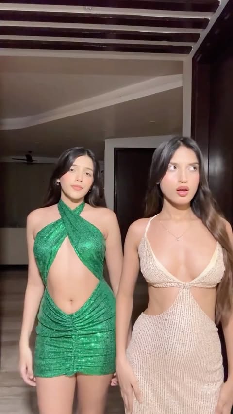 Ase choti moti gadi m mein ni bethungi😏🖤

#reels #trending #dance #viral #explore