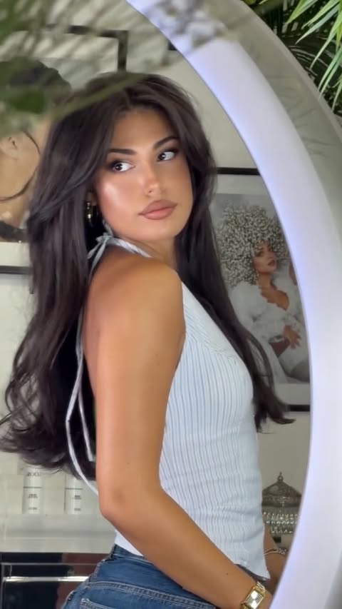 Lookers  oggi taglio scalato butterfly perimetrale su capelli sottili ! È naturalmente cambio colore per una personalità più decisa ! Che ne pensate di questo look ?!! 
Se volete scalare i capelli dovete sempre adeguare il taglio alla tipologia di capelli ! FONDAMENTALE !