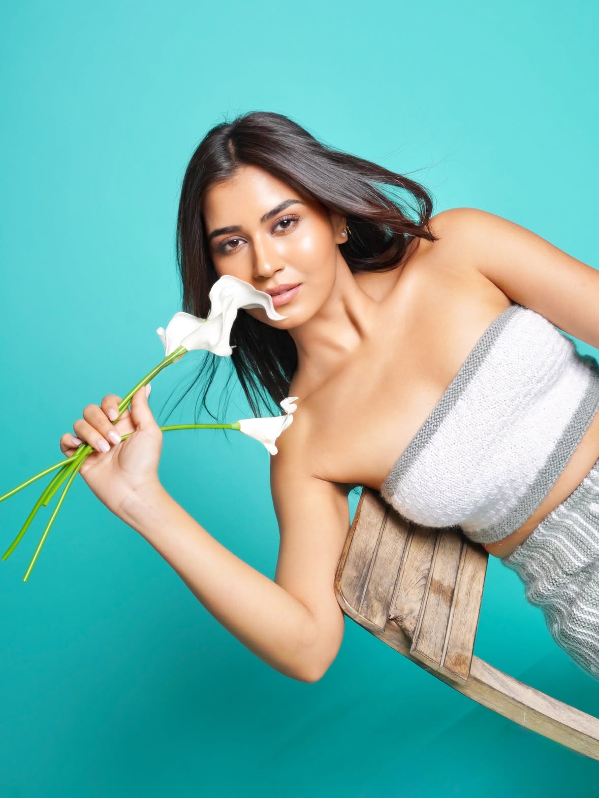 I have a thing of clicking a 100 pictures everyday and not posting any🧏🏻‍♀️🤫⭐️🤦🏻‍♀️🌸

Complete Look by @kreationsbyree @ritika.thadhani_

Production: @voirframes
Creative Director: @actsofseeing
Brand Strategist and Digital Editor: @prachisinghal.k
Fashion Stylist: @sahaj.sindhwani
Assisted by: @harnaaz.21
Photographer: @pratikanandphotography
Cinematographer: @sarwajeet_cinematic
Art Direction: @premiumportraitt nishka_goel
Makeup & hair: @makeoverbydevika
BTS: @pawniiiguptaa
Studio: @thewideroom 

#akankshachoudhary #mtvsplitsvilla #photoshoot #flowergirl #explorepage