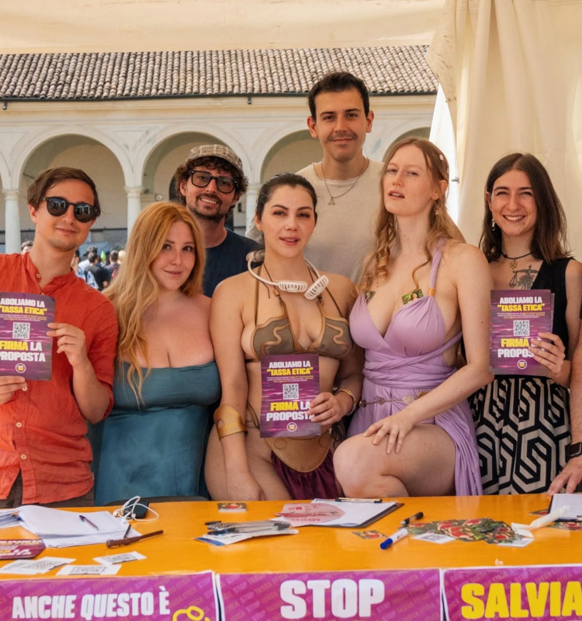 Vieni a firmare al @torinocomics per @stoptassaetica ! Siamo qui fino a lunedì, al banchetto 33 area chiostro, insieme a @instavalentinanappi , @luiza__mun e tanti militanti radicali, che da ieri raccolgono firme no stop dalla mattina alla sera. 

Siamo quasi 30mila firme, di cui più di 1500 firme raccolte qui. vieni o firma su stoptassaetica.it , per la libertà dell’arte, per lo Stato di diritto e per un fisco giusto.