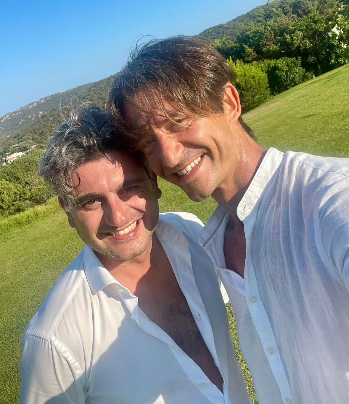 Ieri sera uno dei migliori amici di mio figlio Francesco, un ragazzo che conosco da quando era bambino e a cui voglio un bene immenso come a un secondo  figlio, ha salvato per la seconda volta una vita umana.

Si chiama  @luca_di_mucci_ .

La prima volta accadde nel 2021, in Slovenia, quando soccorse un ragazzo investito da un’auto. Per quel gesto ricevette anche un’onorificenza. Ieri sera, invece, mentre era al ristorante con Francesco, si è trovato di nuovo davanti a una persona in gravissima difficoltà 
Un uomo in preda d un’infarto davanti al ristorante dove erano a cena .. E ancora una volta ha fatto ciò che pochi riescono a fare davvero quando ogni secondo conta: è intervenuto.

Luca ha imparato le manovre di primo soccorso da ragazzo e negli anni le ha approfondite, soprattutto dopo essere diventato padre. Massaggio cardiaco, respirazione, manovre di disostruzione: gesti semplici solo in teoria, perché quando hai davanti una persona che sta morendo servono preparazione, sangue freddo e coraggio.

Quante volte ci è capitato di assistere a una situazione di emergenza senza sapere cosa fare? Io ieri sera, ascoltando il racconto di Francesco insieme a  @alessi.giornalista , @bettaguerrerialessi e Letizia, ho pensato proprio a questo: quante vite potrebbero essere salvate se tutti imparassimo . 

Non tutti sono Luca. Luca è una persona speciale, generosa, con un cuore enorme. Un guascone dal cuore d’angelo, come l’ho sempre considerato fin da quando era bambino. Ma proprio perché non tutti nascono come lui, dovremmo dare a tutti la possibilità di imparare.Ci tengo a sottolineare che  la figlia  coraggiosissima  di questo signore ,  sotto shock ha preso il defribillatore e con una grande prontezza ha avuto un ruolo fondamentale nel salvare la vita di suo padre . Entrambi lo hanno salvato . 

Perché non insegnare il primo soccorso nelle scuole? Perché non renderlo parte della formazione nei luoghi di lavoro? Perché non fare in modo che ogni cittadino sappia come intervenire nei minuti che possono fare la differenza tra la vita e la morte?

Forse non diventeremo tutti eroi. Ma potremmo tutti essere, almeno una volta, la persona giusta nel momento giusto.