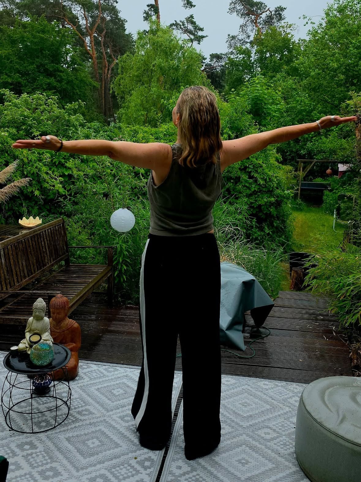 Wanna see the front?
SWIPE..
.
#Schauspielerin #wet #wethepeople #Wetter #regen