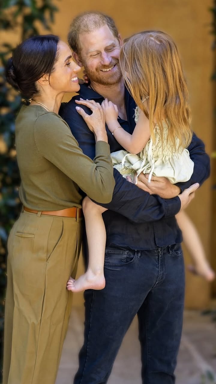 Lilibet, la hija pequeña de Harry y Meghan, cumple este jueves 5 años 🎂.

Simpática, divertida y pelirroja como su padre, la nieta del rey Carlos III de Inglaterra vive junto a su familia en California , alejada del foco mediático 🏡🇺🇸.

Si quieres ver sus momentos más especiales y divertidos, ¡no te pierdas este vídeo! 📲

#lilibet #harry #meghan #5 #sussex