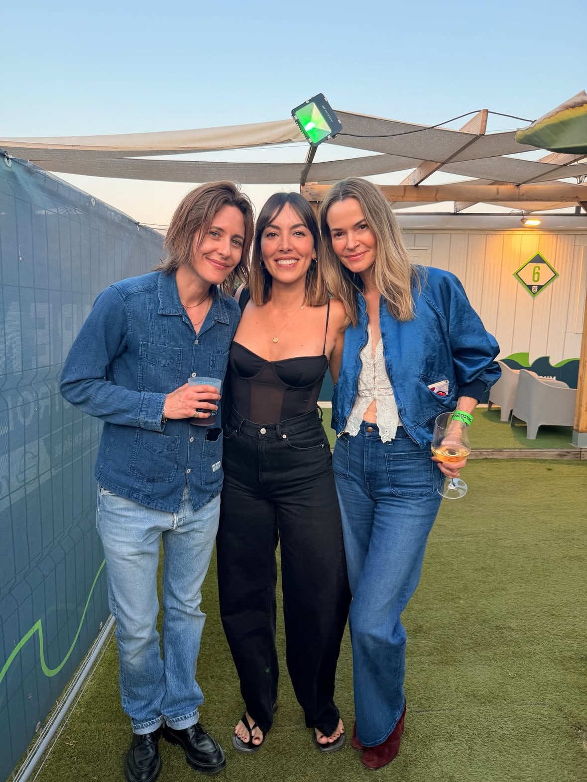 Chicas, qué alegría, con las lesbianas que nos sacaron del armario a todas!!!! La foto no luce mucho porque no tomo buenas decisiones cuando estoy nerviosa y me he puesto chanclas de playa 😭 Gracias al @fulanitafest y gracias a todas, sois increíbles ❤️ qué alegría de verdad formar parte del mejor colectivo del mundo, os quiero mucho 😊🏳️‍🌈