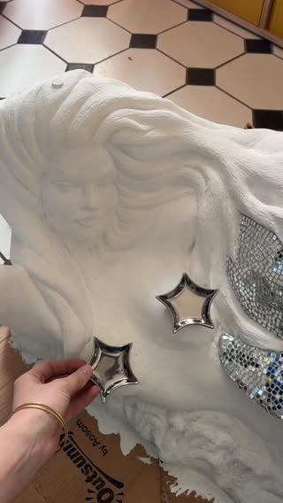 Est-ce que j’ai fait tout ça pour rien ? 
.
J’ai été patraque toute l’après-midi avec ma phobie du congelo ! Mon cerveau veut définitivement pas 😭
.
Mais je suis perdue ! Cette sirène, on lui met des coquillages ou des étoiles ? 
.
#maisoncoloree #ideedeco #bouleafacette #amenagement
