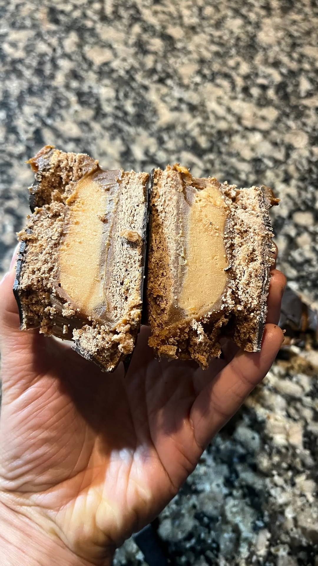 Qué fruta noble el alfajor🤍✨
.
.
Y nuestros xxl no te dejan con las ganas 🥊🔥
.
.
En este caso alfajor marplatense sal marina, 210 gr de puro placer 😳🤤
.
.
#dulcedeleche #alfajor #choco #argentina🇦🇷 #chocolate