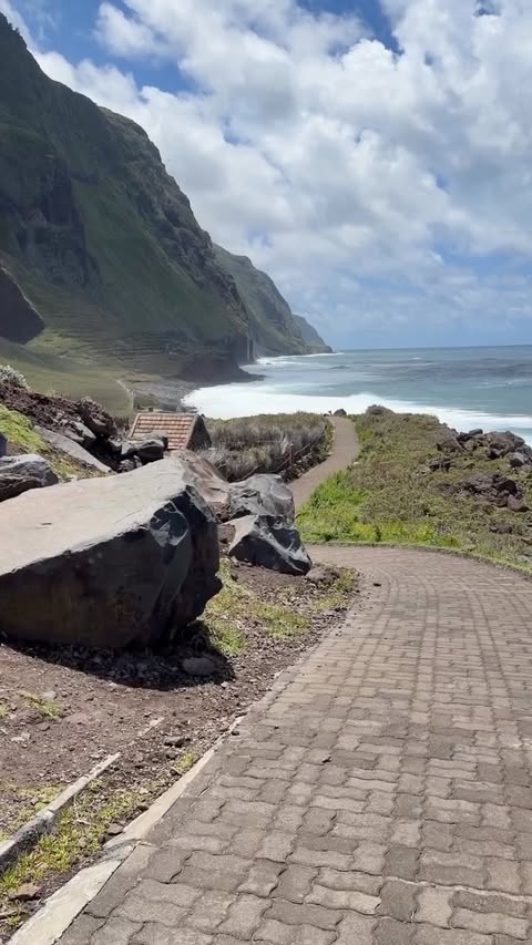 📍 Achadas da Cruz

Znajduje się tu jedna z najbardziej stromych kolejek linowych w Europie - Teleférico de Achadas da Cruz. Zjazd jest krótki, ale robi wrażenie od pierwszych sekund.

Na dole czeka zupełnie inny świat - dziki, spokojny i odcięty od turystycznego zgiełku. To miejsce zdecydowanie warte zatrzymania się na dłużej, nie tylko dla widoku, ale też dla samego doświadczenia zjazdu 🌊
_
#achadasdacruz 
#telefericodeachadasdacruz 
#visitmadeiraisland 
#bestmadeira 
#madeiraplaces