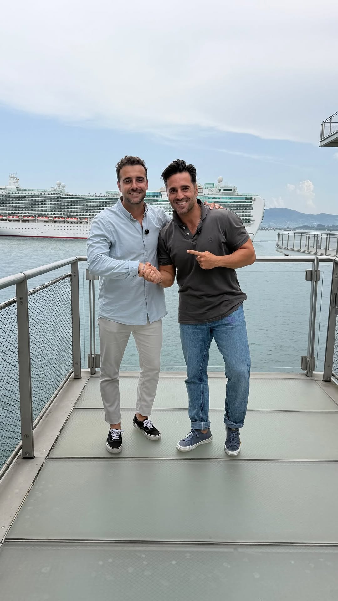 🎤 ¡David Bustamante (@davibusta), primer artista confirmado del Escenario Porticada! ✨

El cantante de San Vicente de la Barquera actuará por primera vez en la @semana.grande.santander y será el encargado de poner el broche final a las fiestas en el Día de Cantabria el domingo 26 de julio.

🎶 Su concierto cerrará diez días de música y emociones, dentro de un gran cartel, que se desvelará el próximo 10 de junio. ¡Muy atentos! 👀 

El concejal de Turismo y Dinamización Social, @franariasr, se reunió con el artista en el Centro Botín, tras la grabación de uno de los programas de su nuevo reto televisivo: 'MasterChef Celebrity Legends'.

😄 Estamos deseando disfrutar en directo de los grandes éxitos de su carrera en Inédito Tour, un proyecto del que se siente especialmente orgulloso. Y nosotros, de poder contar con él en nuestra Semana Grande 🙌🏻

#Santander #SemanaGrande #SantanderEsGrande #EscenarioPorticada #SemanaGrandeSantander2026