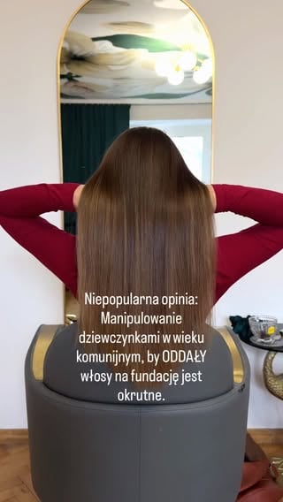 Na instagramie można tylko oddać. Nie można sprzedać.
Nie ma opcji, że ktoś przekaże jakiejś fundacji hajs, a swoimi włosami będzie dysponować jak chce. 
Nadal 😓 wiele dziewcząt nie może ściąć włosów aż do Komunii🙄 bo jak to będzie wyglądać, bo co babcia powie. Więc chcą się potem od tych włosów uwolnić, co zrozumiałe.
Ale nie, nie mogą ich sprzedać. Nie wypada chcieć pieniędzy. Trzeba oddać. Na fundację. 

Czego uczysz swojego dziecka? Że nie ma prawa decydować o swoim ciele. 

Powiem tak: sama sobie oddaj. Swoje. Altruizm do którego ktoś jest zmuszony to nie jest altruizm. Ty sobie zbierzesz oklaski ze jestes mamusią takiej wspaniałej empatycznej dzieciny. A uczucia dziecka?

Btw. włosy dziecięce są mega drogie i cenne. Czym innym jest, gdy ta chęć wypływa ze środka i jest własnym pomysłem. Najgłośniej o rozporządzaniu cudzym dobrem mówią ci, co niczym się nie dzielą. Nie stanie się światu nic złego, jak to dziecko sprzeda włosy i kupi za nie upragniony rower 🚲 jak mamusia chce pomagać, może na fundację oddać swoje włosy. Uczymy się przez modelowanie, czyli przykład z góry 

Lektura 📚: Mechaniczna pomarańcza