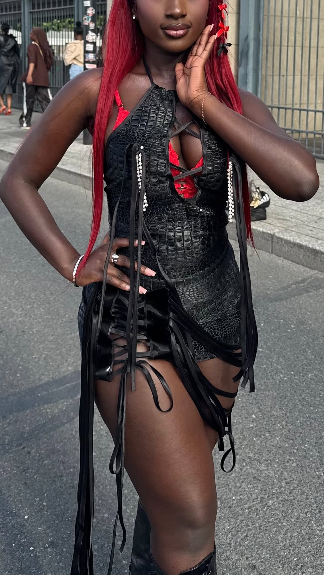 Le résultat de mon look pour le concert de la reine de France @ayanakamura_officiel 🏟️✨👸🏿🖤 vous en pensez quoiiii ? 

Ma glam team : 
- Custom Look Designed ✨ by @Kyojino - Sewing 🪡 by @barbiej0w 
- Hair @beautepareva 
- Makeup by me (les produits en commentaire hehe ❤️)
___________
#ayanakamura #grwm #fyp #pourtoi #darkskin