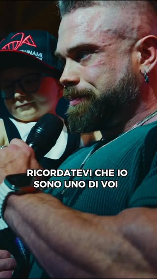 Voi non avete idea di quanto vorrei essere nato con la possibilità di essere “quel” campione che possa regalare a tutti voi, i risultati che tanto aspettate.
Quanto vorrei poter avere avuto mamma natura dalla mia parte per permettermi di giocarmi le posizioni più alte e portare a casa quei titoli che tanto meritereste per il sostegno che mi date.
Ma purtroppo non è così.
In un mio vecchio reel dicevo “non sono nato fenomeno” e lo ribadisco. Non si può andare contro alla realtà.
Non avete idea di quanto mi faccia stare male non poter essere io a cambiare la storia e tentare di poter competere per un titolo che in italia manca da troppo tempo.
Ma una cosa ve la posso promettere: SONO E SARÒ SEMPRE UNO DI VOI.
Perche io meglio di chiunque altro, so cosa significa dover sopportare il peso di non sentirsi all’ altezza e se il mio percorso può essere un minimo da stimolo a chi guardandosi allo specchio non vede nulla se non un fallimento, qualcosa che non reputa all’ altezza, allora non è stato un percorso vano.
La mia vittoria più grande e’ saper che in qualche modo, posso avervi dato un po di forza per credere in voi stessi.
Perché vi assicuro che se ce l’ha fatta uno sfigato come me, voi potete fare cose incredibili.
Vi voglio bene ❤️

📹: @robysidotiphotographer