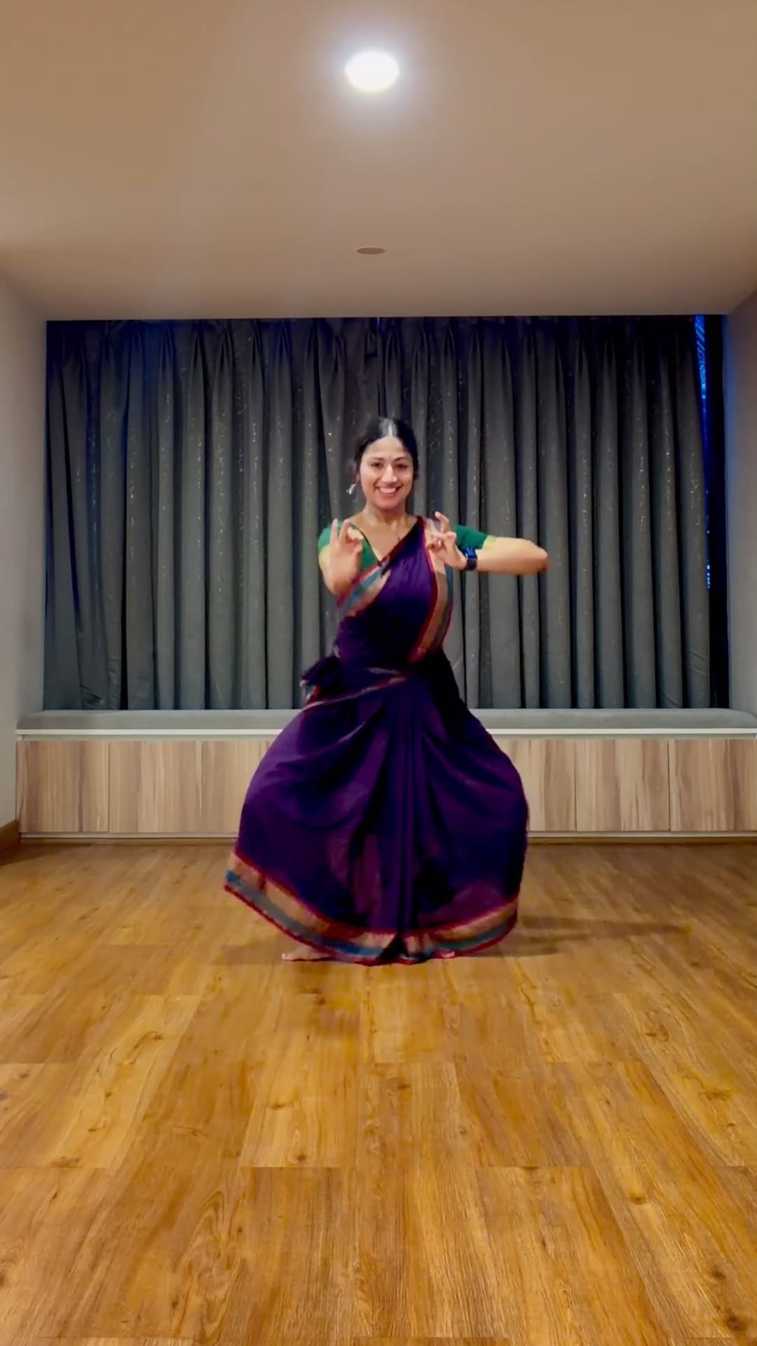 Going back to basics cos girly hasn’t danced in a WHILE 🥹

Here’s a beautiful jathi from the ever-green Huseini Swarajathi. It’s one with a lot of memories for me since it was one of the first varnams I learnt from Nimmi Teacher. Hopefully I get to perform it on stage soon 🤭

#bharanatyam #indianclassicaldance #kalakshetra #evergreen