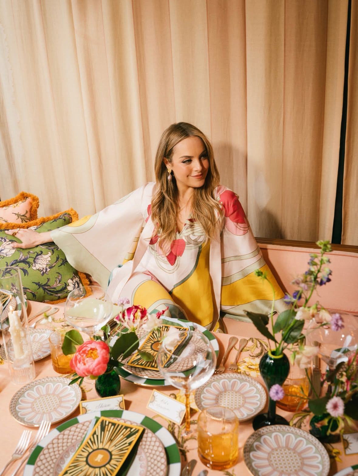 Took a little trip to kaftan/ tablescape heaven last night…thank you for having me @ladoublej & @jjmartinmilan! 🌺