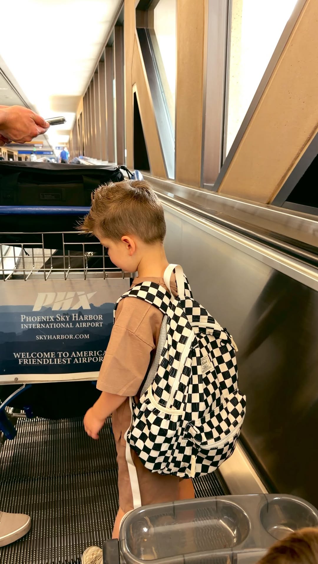 PACKING OUR KIDS’ AIRPLANE BAGS. ✈️ Drop a ‘BAGS’ for all the things we packed and brought with us on our six hour flight! These backpacks were a game changer when it came to our travel days. 👌🏻The activities and snacks were a major hit in the airplane, on the flight AND at meals out on vacation. You can shop them on my @shop.ltk and here https://liketk.it/6eEMz

@simplemills @yumearth @solelyfruit @go_nanas @amaraorganicfoods 
@joycat_official.us 
@magnatiles 

#toddlertravels #toddlertravel #travelingwithtoddlers