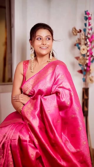 🩷🩷🩷🩷🩷

Jewellery - @tiyasjewel 
Makeup & Hair- @protyoy.mua 
Cinematography -@ritwick__sarkar 

#sareelove #explore #viralreels #grwmreel #reelitfeelit