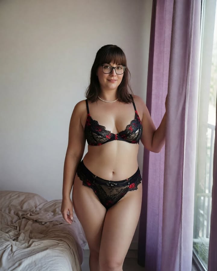 Quando il pizzo nero incontra la luce del mattino... ✨

#LingerieLove #BodyPositivity #ConfidenceIsSexy #CurvyAndProud #ItalianGirl