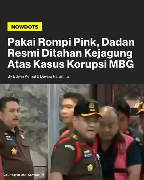 Mantan Kepala Badan Gizi Nasional (BGN) Dadan Hindayana resmi ditahan Kejaksaan Agung setelah ditetapkan sebagai tersangka kasus dugaan korupsi tata kelola program Makan Bergizi Gratis (MBG). Dadan terlihat keluar dari Gedung Bundar Kejagung mengenakan rompi tahanan berwarna merah muda dan tangan terborgol. Selain Dadan, dua mantan Wakil Kepala BGN, Sony Sonjaya dan Lodewyk Pusung, juga ditetapkan sebagai tersangka dan langsung ditahan. Kasus ini mencuat hanya sehari setelah Presiden Prabowo Subianto mencopot ketiganya dari jajaran pimpinan BGN.

Kejagung menduga para tersangka mengatur penunjukan yayasan mitra Satuan Pelayanan Pemenuhan Gizi (SPPG) yang terafiliasi dengan pejabat BGN serta melakukan sejumlah pengadaan barang dan jasa yang diduga di-mark up hingga merugikan negara. Pengadaan yang disorot mencakup ribuan unit peralatan dengan nilai mencapai lebih dari Rp1 triliun. Penggeledahan kantor BGN yang dilakukan sejak dini hari juga menjadi bagian dari penyidikan kasus tersebut. Sementara itu, pemerintah menyebut pergantian pimpinan BGN dilakukan setelah evaluasi kinerja dan tata kelola lembaga selama sekitar 1,5 tahun terakhir.

-
#nowdots