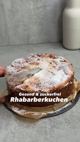 Rhabarber-Apfel-Kuchen ✨ Süß, saftig & voller Ballaststoffe 🍎🥧
Dieser Kuchen ist perfekt für alle, die einfache Rezepte lieben, die lange satt halten und trotzdem wie ein kleines Dessert schmecken 🥰

Perfekt als Frühstück, Snack oder Mealprep für die nächsten Tage 🫶🏼

🥣 Zutaten
3–4 Stangen Rhabarber
1 Apfel
80 g Buchweizenmehl
40 g Erythrit oder Süße deiner Wahl (Alternativ z. B. Banane 😊)
3 Eier
2 EL Walnüsse
250 g Joghurt
100–150 ml Mandelmilch
2 EL Flohsamenschalen
1 TL Backpulver
Optional: 1 TL Zimt

➡️ Bei 175 °C ca. 45 Minuten backen und mit gemahlenem Erythrit toppen ☺️

Für weitere darmgesunde Rezepte folge mir gerne 👩🏼‍⚕️
@dr.luisawerner