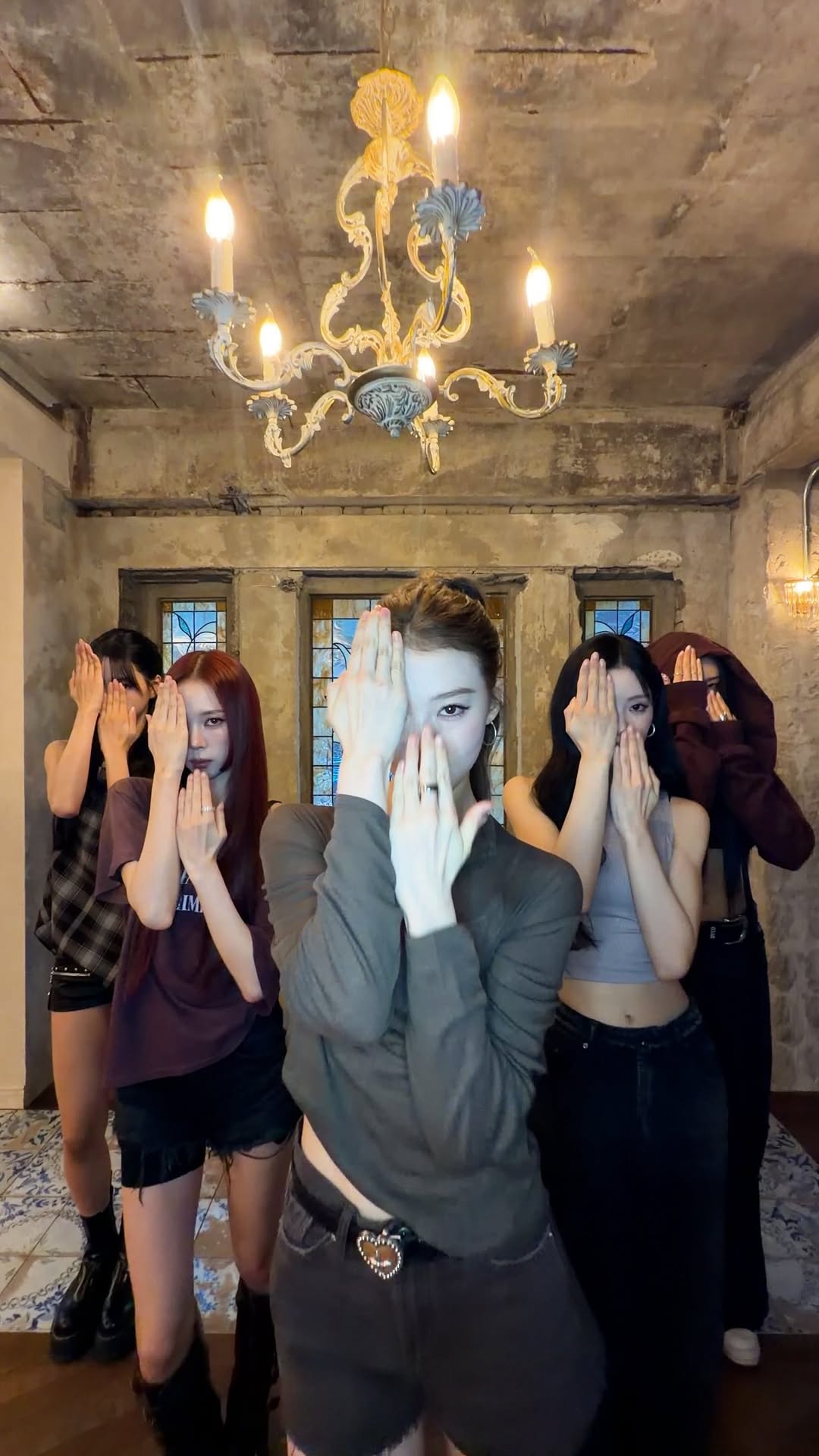 눈을 떠 어둠 속에서 👀🕯️

#MEOVV #미야오
#DDIRORI #띠로리
#MEOVV_DDIRORI
