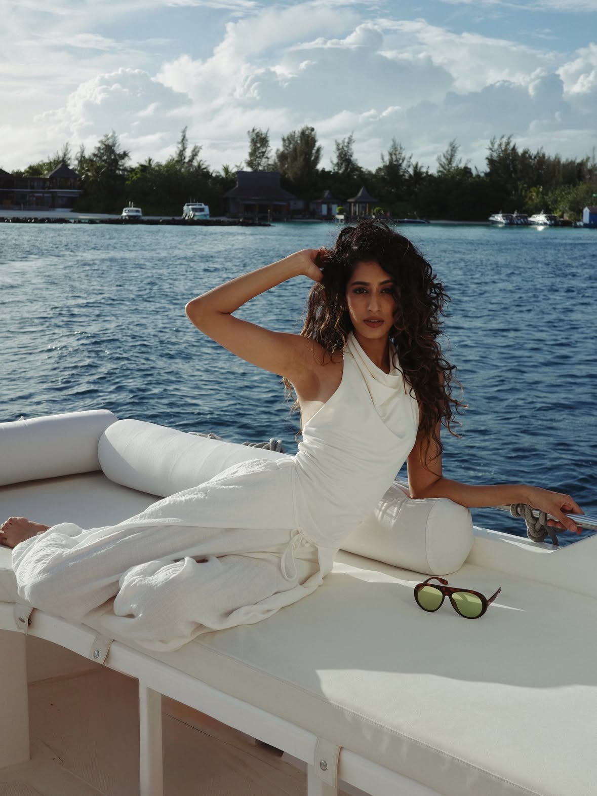 Wouldn’t be mad if I lost my passport 🤓 

#curlyhair #vacation #travel #maldives #islandgirl