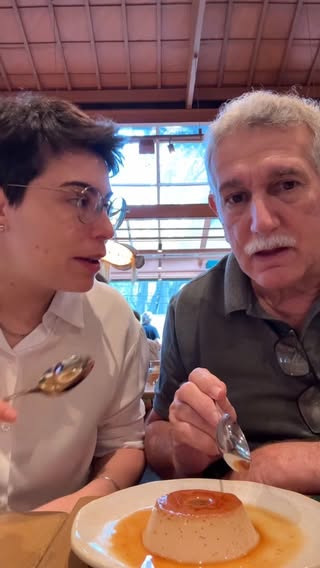 Meu pai sabe a minha banda favorita, minha cor favorita, como eu gosto do meu café e o nome de todos os meus amigos. Ele sabe de coisa que só quem presta atenção sabe, um caso raro de pai que também quis ser amigo, confidente, cúmplice e parceiro de viagem. 

Ele acha que as coisas mais preciosas que eu aprendi com ele foram as que ele me ensinou falando, mas mal sabe o quanto eu aprendi só assistindo. Ele e minha mãe são minhas maiores referências de coração e cuidado.

Hoje mais do que em qualquer aniversário, eu quero celebrar a sua vida meu vido - te desejo saúde e o resto a gente resolve. 

Feliz aniversário pro meu mió amigo, te amo pra sempre 🫰🏻