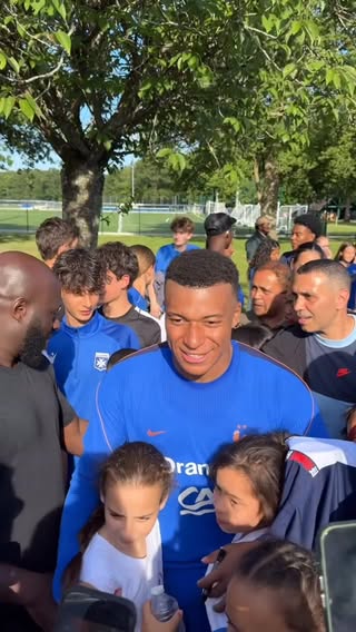 Nos Bleus sont allés à la rencontre des supporters présents à Clairefontaine après la séance du jour 🥰