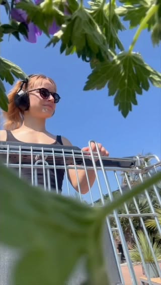 Askip c’est une publicité, même si j’ai rien à vendre ce coup ci 🤷🏼‍♀️ si j’ai bien compris, pélargonium for Europe c’est une campagne qui veut simplement mettre en valeur les géraniums pour que nos balcons et jardins soient jolis tout plein hihihuhu 🌸💐. En plus c’est top pour les bourdons et la biodiversité; bref, je dis que c’est une pub parceque je suis payée pour ce contenu et que c’est la loi; mais en vrai, c’est surtout moi qui conjure le sort du cimetière maudit de mon toit 🤷🏼‍♀️ considère ça comme une micro avant première de la prochaine vidéo YouTube 🩷
#dessinésclub #réel