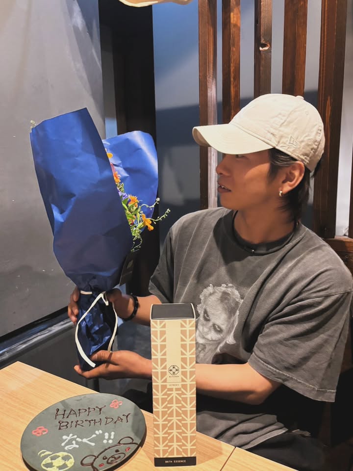 28歳になりました。
おめでとうを伝えてくれた方ありがとうございます☺️
本当にたくさんの人に支えられているんだなと日々感じてます。

この一年は、人生、死生観についてめちゃくちゃ考えました。
生きていくことの大変さ
生死の身近さ
有限だからこそ美しい一瞬一瞬のこの時間
いつかはみんないずれ果てる命だけど、だれか悲しむ人がいる以上はまだ死ねないなとか
後悔のない生き方をしてきたか
ここからどうやって巻き返そうかとか
当たり前にあった日常の尊さ、人の優しさ、支え合っていくことの大切さ、こんな状況でも普通に会って元気をくれる友達たち、そしてどんな時も隣で力強く支えてくれる家族。
絶望も希望も孤独も愛もこの一年でたくさん経験しました。
助け合っていくことの大切さを本当の意味で学べた気がします。
だからこそ自分も誰かを助けたい。そんな気持ちが芽生えてきたのも事実です。
そして病気にならなかったら出会えなかった尊敬できる人たちにも出会うことができた。
そう考えたら無駄なことなんてないって思うし、10000歩譲ってありがとうって気持ちもある。
もちろんこんな病気や経験なんてしなくて済むならしないほうがいいに決まってる。
でも後悔したっていつまでも落ち込んでいたって現実は変わらないから、もういっそのこと受け入れて強くなれるチャンスだと前を向くしかないし、どうすればいいのか考え倒してやるべきことをやり続けるしかないと思います。
そうすれば必ず光は射すと信じてる。
何度も言うけど、この状況を打破して復活することがたくさんの人の希望になれるし、たくさんの人の救いになる。
そしてそれは人のためでもあるし、自分のためでもある。

今は夢からすんごい遠い場所でやりたいこととは全く別のことを強いられてるけど、これを乗り越えた時、きっとこの経験が自分を強く深くしてくれるんだと思ってます。

これ以上書くと長くなりそうだからあとは日記に書くとして、

想像以上に早く過ぎていくこの時間を無駄にしないように毎日全力で、自分に嘘をつかず、大切な人にちゃんと想いを伝えていけるような人間になれるように、
あとは、心配かけた倍以上に両親を笑顔にできるように頑張ります！
#28歳は復活の年
#帽子の後ろから髪の毛出てるのもご愛嬌で
#27歳の1年間の写真と共に
#誕生日に台風からの晴れは持ってる
#vvaren長崎