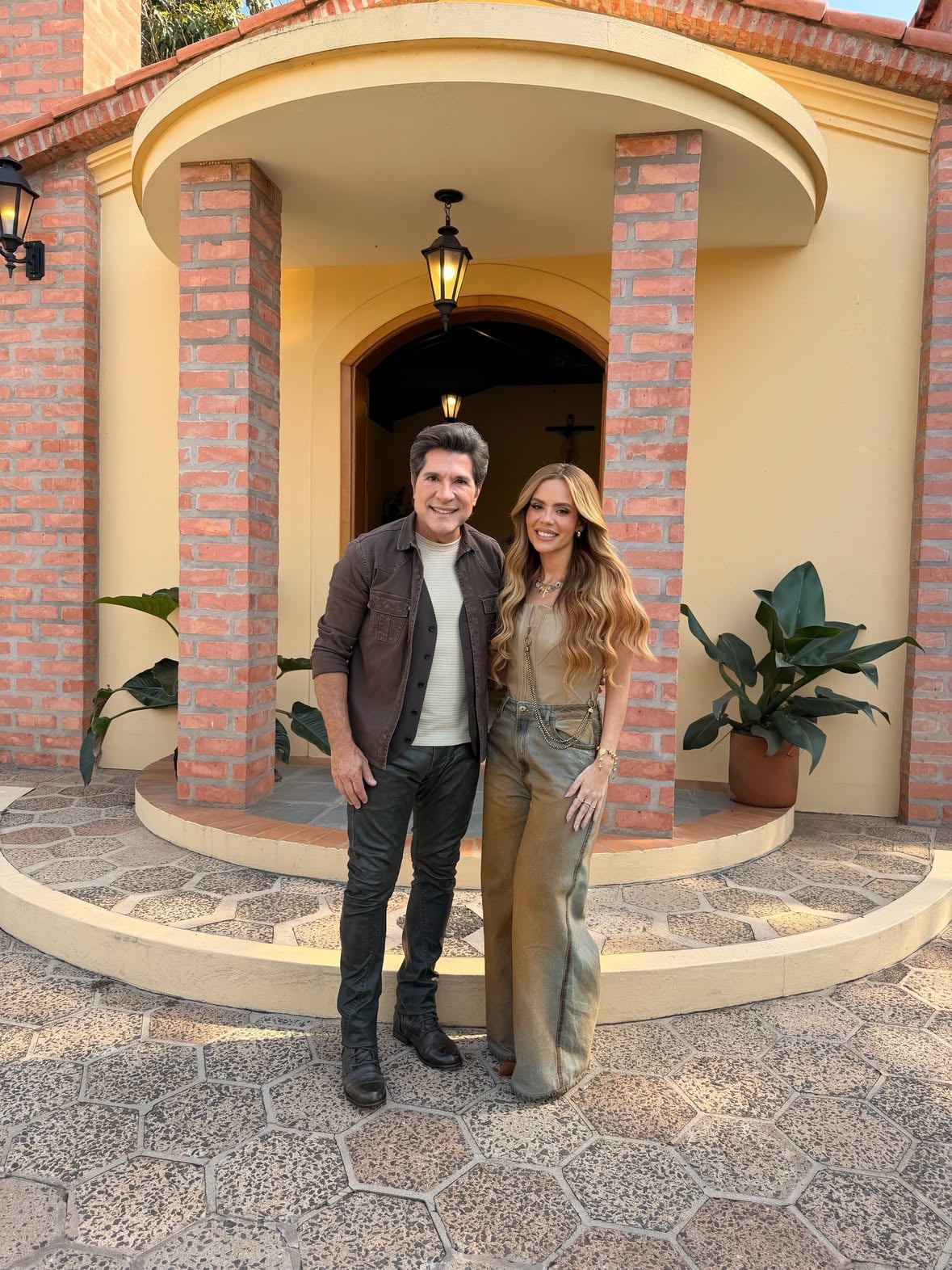 Gente, que emoção! 🥹🙏

Bater Top 1 no mesmo dia em que gravei o programa do Daniel foi uma coincidência linda de Deus.

Ainda não posso contar muita coisa, mas foi um momento muito especial e eu mal vejo a hora de compartilhar tudo com vocês!

Quando o programa for ao ar, eu aviso. ❤️✨

Obrigada por cada mensagem, carinho e por fazerem parte dessa conquista. 🤍🙏🏻 #FoiDeus