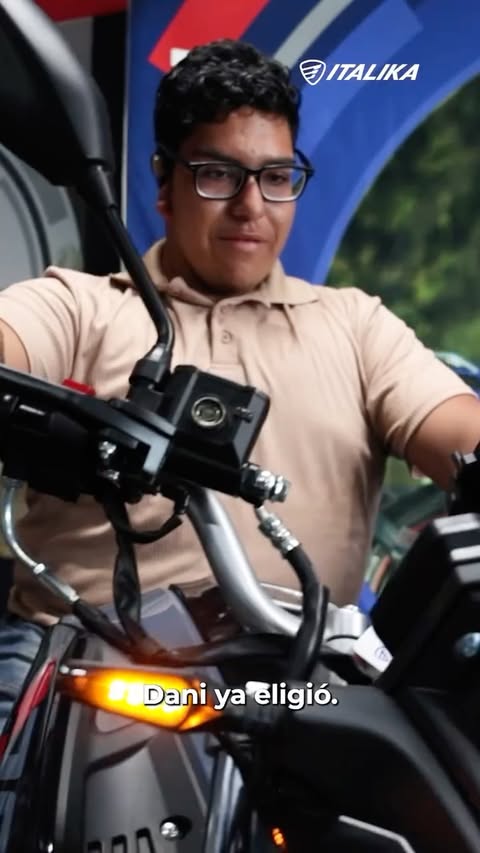 @daniel_alejandro06_ fue a #ElektraMotos a escoger su moto. No dudó y eligió la #280Z. 🏍️😎⁣
¿Recuerdan que @ricardosalinas nos pidió encontrarlo y apoyarlo? Hoy Daniel tiene la moto que va a mover su chamba. Falta lo más importante: adaptarla a su forma de manejar. 😎💪⁣
⁣
@effimuniz, te pasamos la pelota. Nosotros pusimos la #280Z, tú la haces única. ¿Le entras? 🤔🔥⁣
⁣
¡Apoyemos a los que mueven las calles!
