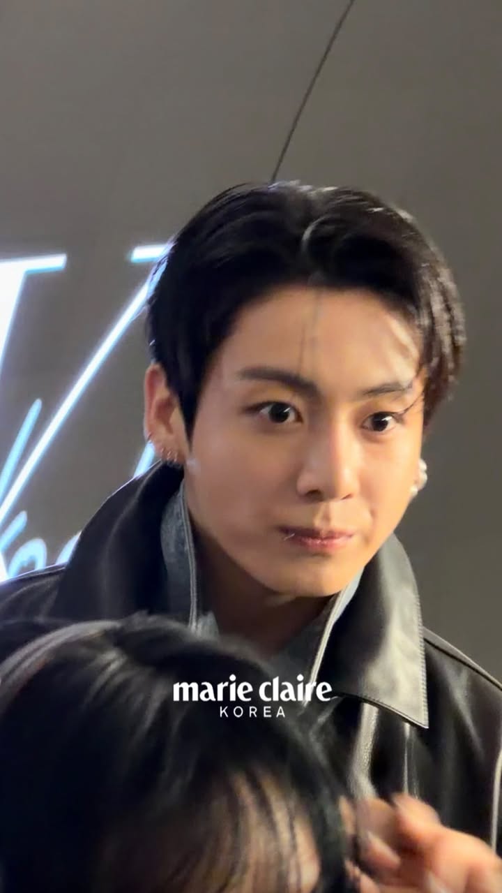 #마리가간다 ‘Jung Kook for Calvin Klein’ 컬렉션 룩 입은 정국 실존...🖤

마리끌레르 코리아는 지금, 캘빈클라인 하라주쿠 플래그십 스토어입니다. 이곳에서는 브랜드 앰배서더인 정국과의 협업 컬렉션 글로벌 론칭 이벤트가 진행 중인데요. 주인공인 정국이 현장에 모습을 드러냈습니다. 그의 등장으로 열기를 더해가는 ‘Jung Kook for Calvin Klein’ 글로벌 이벤트 현장. 패션과 음악, 컬쳐가 공존하는 캘빈클라인의 밤을 더 붙잡고만 싶어집니다.

Digital Editor 김지혜

Calvin Klein Global Event for ‘Jung Kook for Calvin Klein’ in Tokyo. JUNG KOOK attended the Event.

@mnijungkook @calvinklein 
#CK #CalvinKlein #정국 #JungKook