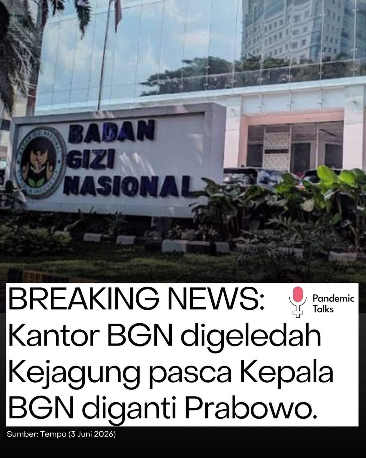 Kejaksaan Agung menggeledah kantor Badan Gizi Nasional (BGN) di Jakarta sebagai bagian dari penyidikan dugaan korupsi dalam pengadaan Program Makan Bergizi Gratis (MBG). Penggeledahan dilakukan untuk mencari dokumen, data elektronik, dan alat bukti lain yang berkaitan dengan proses pengadaan serta pengelolaan anggaran program tersebut. Langkah ini terjadi hanya sehari setelah Presiden Prabowo Subianto merombak jajaran pimpinan BGN dan mencopot Kepala BGN Dadan Hindayana beserta dua wakilnya. 

Sebelumnya, pemerintah menjelaskan pergantian pimpinan BGN dilakukan setelah evaluasi selama sekitar 1,5 tahun yang menemukan berbagai catatan terkait kedisiplinan, kepatuhan terhadap SOP, tata kelola organisasi, serta pengawasan kualitas program. Nanik S. Deyang kemudian ditunjuk sebagai Kepala BGN yang baru dengan mandat memperkuat tata kelola dan memastikan Program MBG tetap berjalan. Penggeledahan Kejagung ini menambah sorotan terhadap BGN di tengah upaya pemerintah melakukan pembenahan internal dan menjaga keberlanjutan program prioritas tersebut.